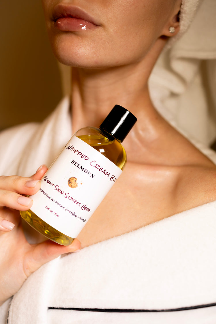 Une femme qui tiens un l'huile corporel qui sent le biscuit